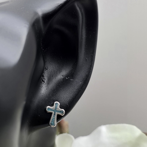 ❤️ BEAUTIFUL CROSS STUD EARRINGS - Picture 5 of 5